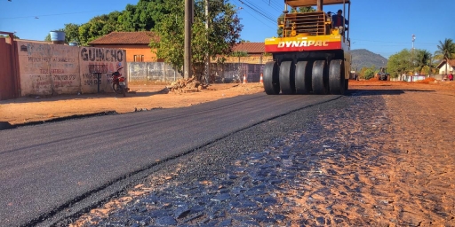 Trecho em pedra da Av. Mato Grosso está recebendo camada asfáltica 